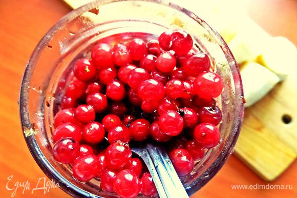 Украсила я ягодками из баночки "брусника в меду". Рецепт здесь: http://www.edimdoma.ru/retsepty/76504-brusnika-v-medu
