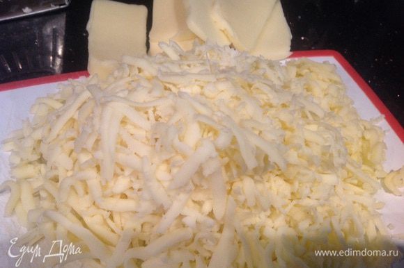 У сыра отрежьте 8 одинаковых кусочков, остальной натрите на крупной тёрке.