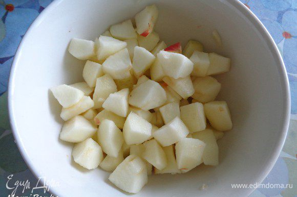 Яблоки очистить от кожуры, вынуть сердцевинки и порезать кубиком.