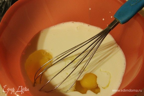 Смешать кефир, яйцо, соль, растопленное масло, добавить просеянную муку и гашеную соду. Замесить мягкое тесто, хорошо вымешать на присыпанной мукой доске, чтобы не липло к рукам. Готовое тесто накрыть миской и оставить "отдохнуть" на 15-20 минут, при комнатной температуре. Тесто раскатать и выложить в форму для пирога или противень.