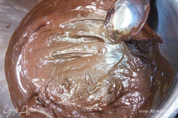 Растопите на водяной бане шоколад (его нужно брать с минимум 70% содержания какао).