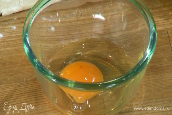 Яйцо разбить в глубокую миску.