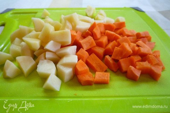 Морковь и картофель очищаем и нарезаем помельче.
