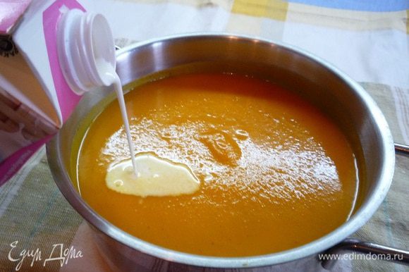 Добавляем сливки, несколько капель лимонного сока, солим, перчим, и доводим до кипения, но не кипятим. Густоту супа можно регулировать количеством сливок.