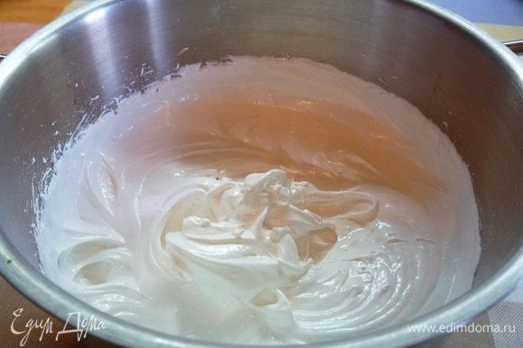 Для крема: миксером слегка взбиваем белки, добавляем сахарную пудру и 1 чайную ложку разрыхлителя. Ставим чашку на водяную баню и взбиваем миксером 10-15 минут.