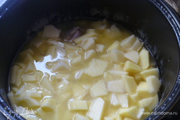 Картофель очистить, нарезать и добавить в бульон, из которого предварительно вынуть коренья. Бульон должен слегка покрывать картофель, не больше. Довести до кипения, посолить.