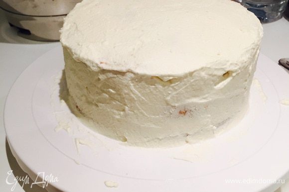 Далее аккуратно обмазываем весь торт кремом.