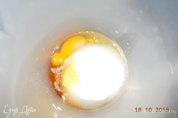Яйца взбить с сахаром и медом.