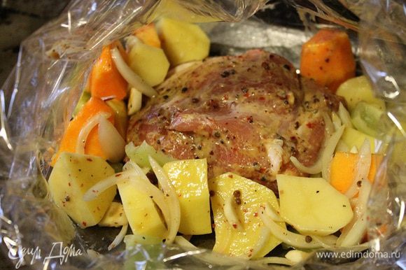 Мясо положить в пакет для запекания, добавить овощи и отправить в заранее разогретую до 200 градусов духовку. Как только пакет надуется, уменьшить температуру до 170 градусов и запекать 1 час.