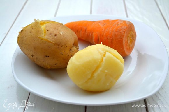 Картошку и морковь отварить, не очищая. Тыкву можно поставить на кастрюлю, в которой варятся овощи, чтобы она внутри пропарилась.