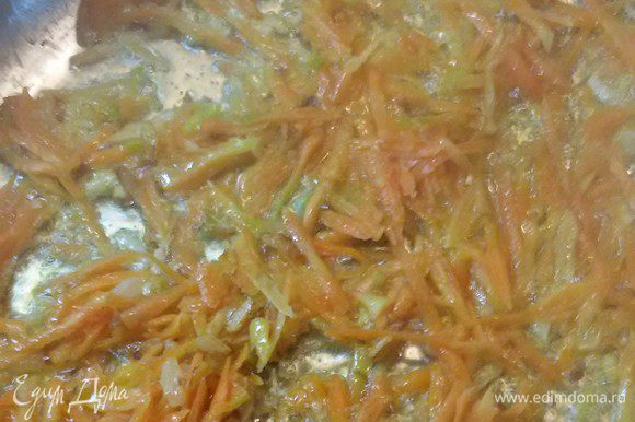 Морковь натереть на крупной терке. Добавить к луку и готовить до мягкости.
