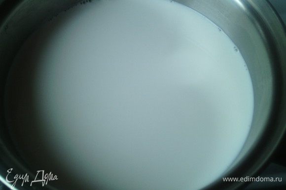 В сотейник наливаем молоко, ставим на плиту и ждем, когда молоко закипит.