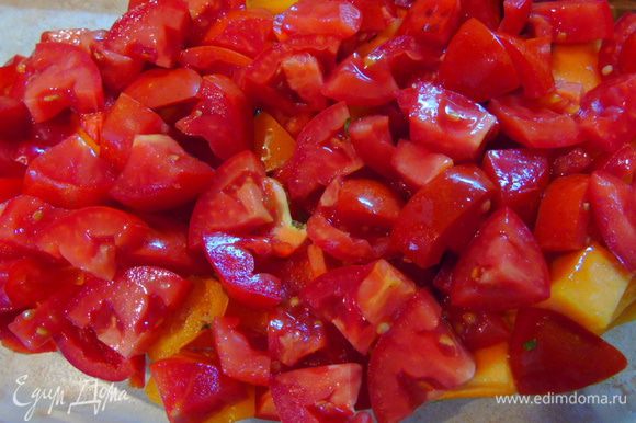 Форму смажьте масло и выложите тыкву, затем перец и помидоры. Посолите и поперчите.