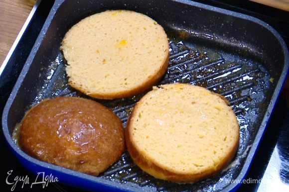 В сковороду гриль, где жарились бананы, влить 1 ст. ложку сливочного масла с апельсиновым соком и обжарить кусочки бриоши до золотистого цвета с двух сторон.