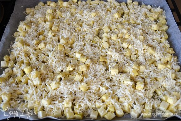 Хорошо посыпать картофель тертым сыром и поставить в разогретую до 190°C духовку на 40–45 минут до золотистого цвета.