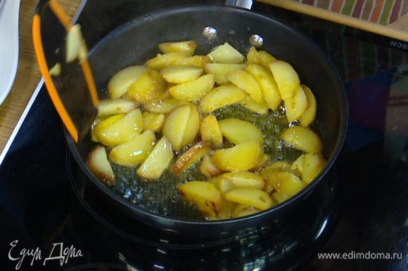 Разогреть в сковороде оливковое и сливочное масло и обжарить картофель до золотистой корочки.
