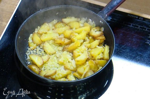 В сковороду с картофелем добавить лук, все перемешать, посолить, поперчить и обжарить.