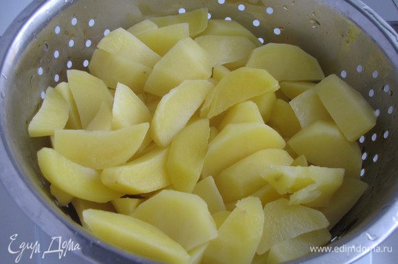 Нарезать дольками. Вскипятить воду, выложить картофель и варить ровно две минуты после закипания. Картофель откинуть на дуршлаг и промыть холодной водой.