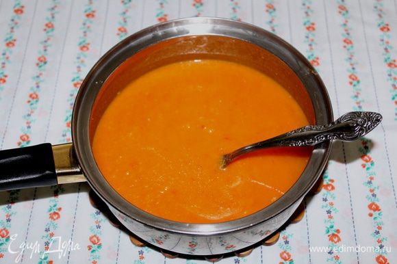 Добавить бульон (бульон можно добавить не весь, все зависит от того, какой густоты вы хотите получить суп), поставить на огонь на пару минут.