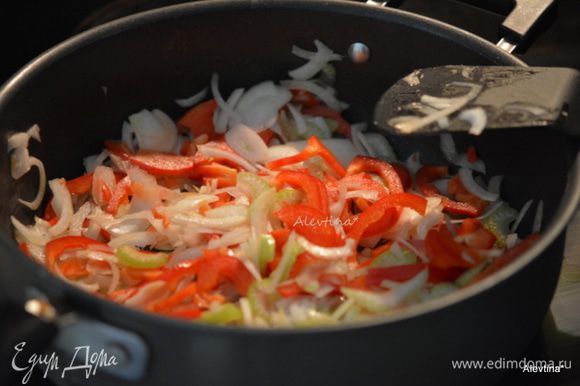 Говядину переложить в емкость для запекания в духовке. На сковороде обжарить овощи слегка.