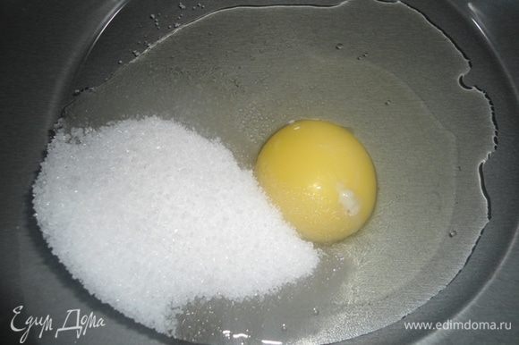 Смешать в миске яйцо, сахар и соль.
