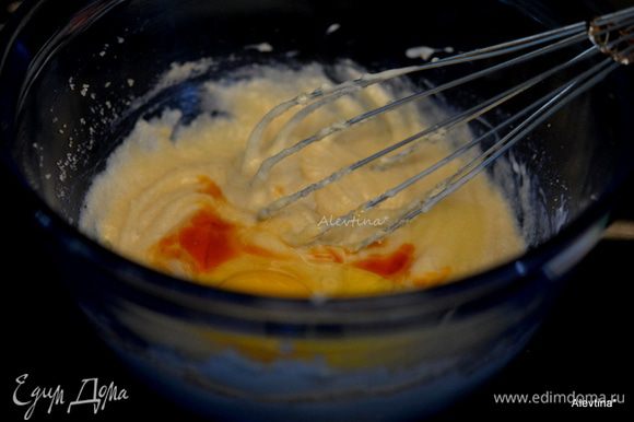 Затем добавить греческий йогурт натуральный, яйцо, ванилин. Вымешивать 1-2 минуты.