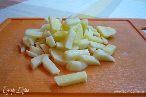 Картофель нарезать небольшими брусочками.