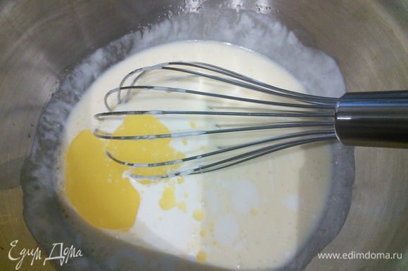Соедините муку с разрыхлителем. Взбейте яйцо с сахаром, солью. Соедините сметану и сливки и вмешайте в яичную смесь. Добавьте жидкое сливочное масло, перемешайте.