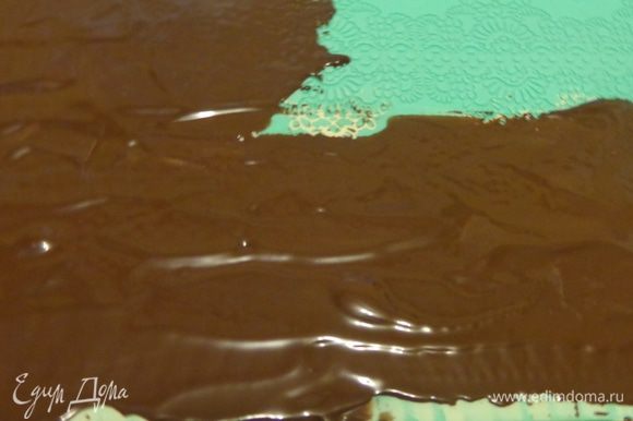 Растопить черный шоколад и очень аккуратно, но быстро нанести его на белый слой. Охладить.
