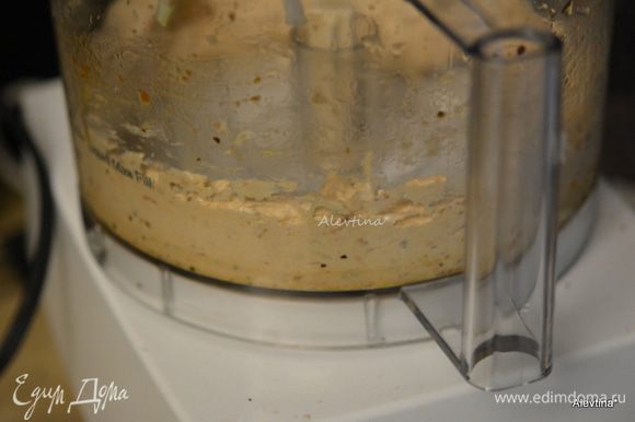 Сливочный сыр комнатной температуры порубить вместе с вялеными томатами в кухонном комбайне.