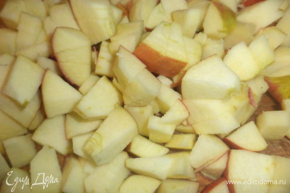 Для начинки яблоки вымыть, удалить семена, мякоть нарезать небольшими кубиками.