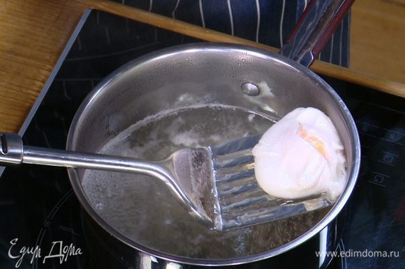 Приготовить яйца пашот: в небольшой кастрюле вскипятить воду, добавить уксус, с помощью венчика сделать маленький водоворот и в центр воронки вылить яйцо. Убавить огонь и варить 2–3 минуты, затем шумовкой выложить яйцо на бумажное полотенце. Так же приготовить второе яйцо.