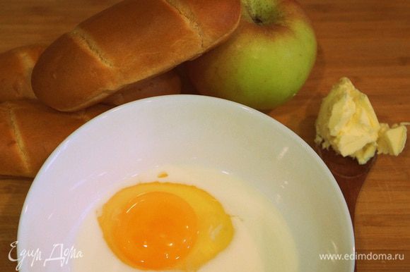 Яйцо взбить с молоком и щепоткой ванильного сахара. Хлеб нарезать на порционные кусочки и хорошо вымочить в смеси яйца и молока. Яблоко очистить и натереть на тёрке.