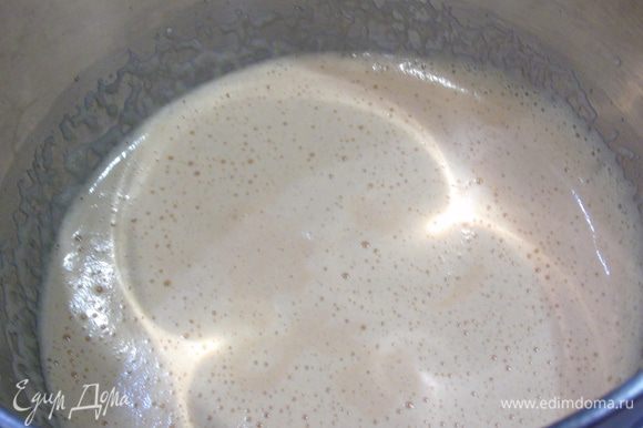 Яйца взбейте с сахаром в крепкую пену.