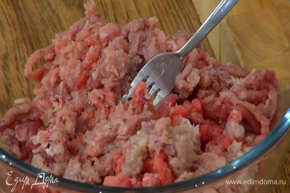 Свинину и говядину нарезать кусками и вместе с луком измельчить в мясорубке.