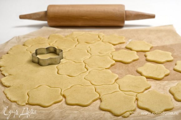 Раскатать охлаждённое тесто в пласт толщиной 5 мм, формочками вырезать печенье, выложить его на противень и поместить на 10 минут в предварительно разогретую (до 180°C) духовку.