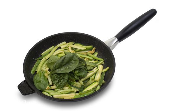 На хорошо разогретом кунжутном масле обжарить огурец и цукини, затем добавить шпинат и жарить еще 2 минуты.