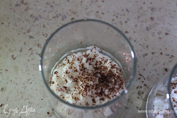 На дно креманки или бокала кладем по 1 ст. л. готовой каши, сверху натираем шоколад.
