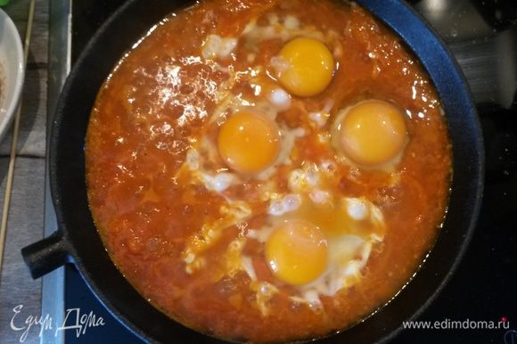 В готовый соус разбиваем яйца, солим. Готовим до готовности белка. У меня яйца деревенские, бабушкины, поэтому сырой желток едим смело.