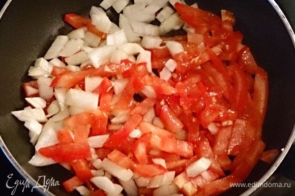 Мелко нарубить половинку лука и небольшой помидор, слегка обжарить на сковородке с капелькой масла и солью (треть или половинка чайной ложки, можно добавить в конце) 3-5 минуты, пока чистим авокадо.