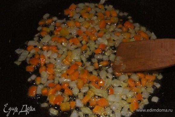 В сковороде разогреть сливочное и ложку растительного масла. Морковь и лук порезать кубиками и обжарить на среднем огне минут 10-12.
