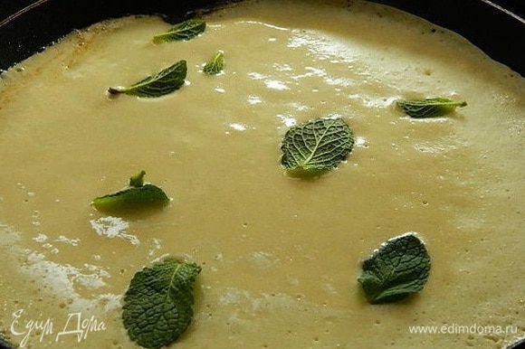 Сковороду смазать маслом и вылить порцию теста, посыпать листиками мяты. Выпекать блины с двух сторон до золотистого цвета.