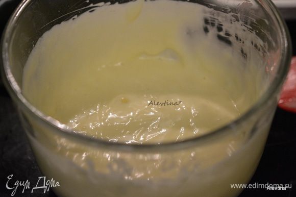 Взбить сливочный сыр комнатной температуры с остатками сахара до мягкости, добавить 1 яйцо, снизить скорость, взбивая. Вылить поверх теста.