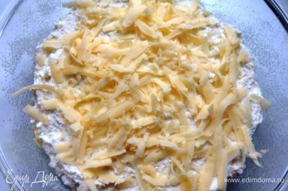Выложить начинку на тесто, сверху распределить оставшееся тесто и присыпать оставшимся сыром.
