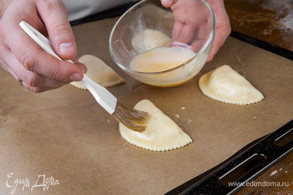 Разложить на застеленный бумагой противень. Смазать яйцом и запекать минут 40 в разогретой до 200°С духовке. Лучше проколоть пирожки для того, чтобы тесто не лопнуло, и начинка не вытекла.