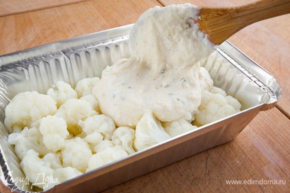 Заливаем капусту сырным соусом и засыпаем крошками. Ставим форму с капустой в разогретую духовку и запекаем минут 25–30 до образования аппетитной золотистой корочки.