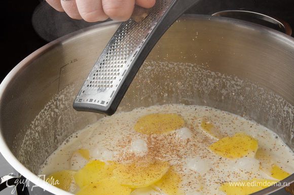 Поместить картофель в кастрюлю со сливками и слегка приварить минут 10. Добавить чеснок и мускатный орех, соль, перец и прогреть на среднем огне.