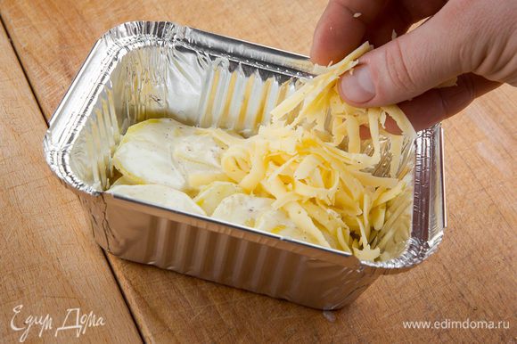 В форму для выпекания положить слой картофеля и слой сыра, чередуя. Поливаем все сливками. Благодаря нежному сыру "Брест-Литовск" у гратена будет насыщенный сливочный вкус. Отправляем в духовку на 190°С на 15 минут.