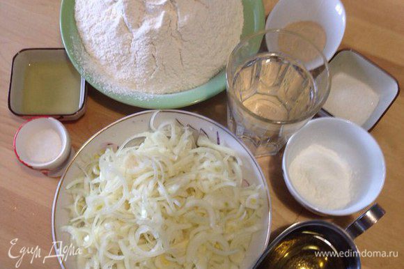 Подготовить тесто: в кастрюле смешать теплую воду, соль, сахар и перемешать. Затем всыпать дрожжи и размешать до растворения. Добавить растительное масло и крахмал. Постепенно добавляя муку, вымесить мягкое тесто. Накрыть тесто и оставить на 20 минут.