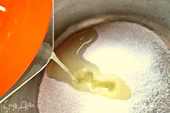 Насыпаем сахар (или мёд) в кастрюльку, выливаем весь сок и ставим на небольшой огонь.